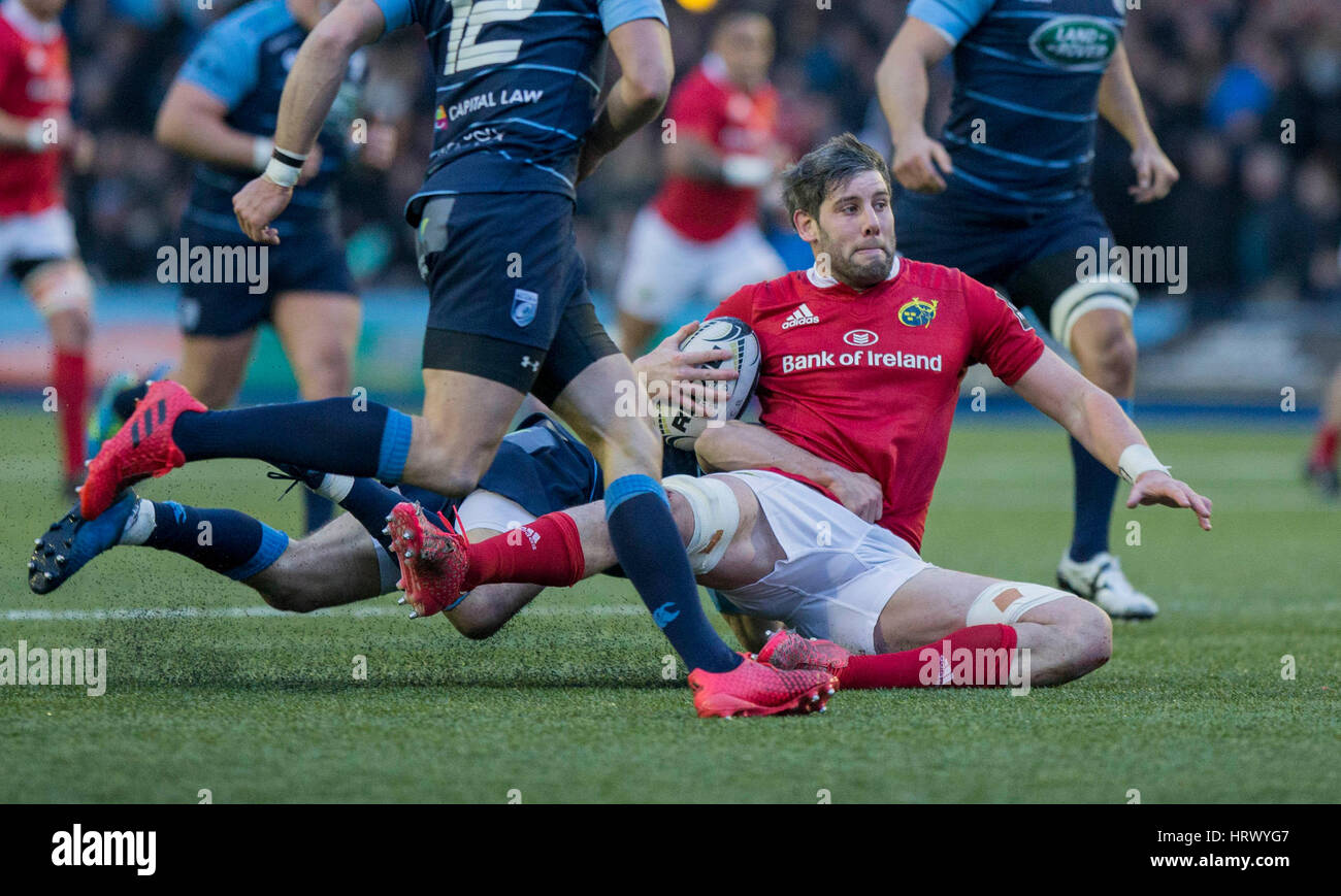 Cardiff, Galles, UK. 04 Mar, 2016. Dave Òcallaghan di Münster è affrontato durante il Guinness PRO12 match tra Cardiff Blues e il Munster AL BT Sport Cardiff Arms Park a Cardiff, nel Galles, UK, 4 marzo 2017. Foto di Mark Hawkins/composto immagini Credito: Mark Hawkins/Alamy Live News Foto Stock