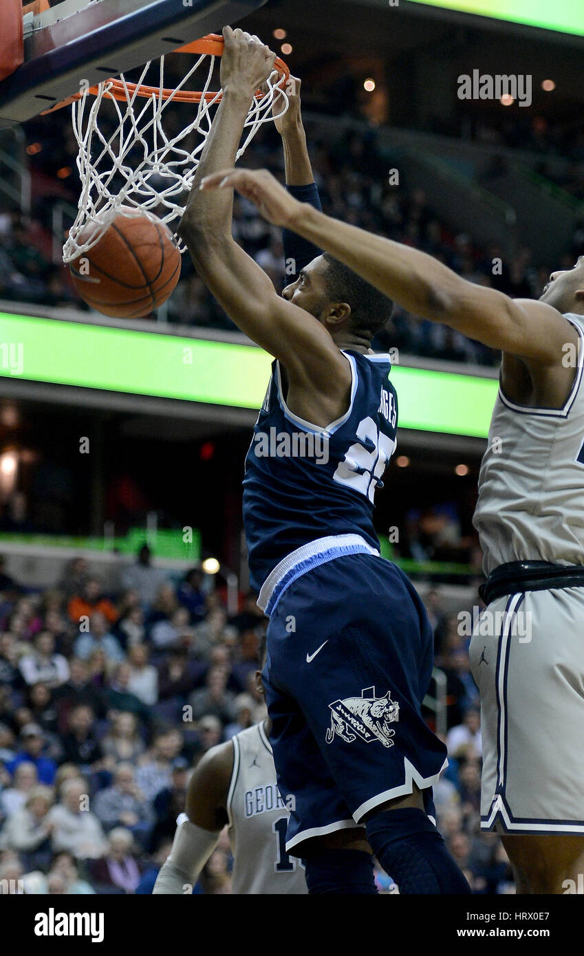 Washington, DC, Stati Uniti d'America. Mar 4, 2017. 20170304 - Villanova guard MIKAL ponti (25) schiacciate contro Georgetown guard RODNEY PRYOR (23), a destra nella prima metà al Verizon Center di Washington. Credito: Chuck Myers/ZUMA filo/Alamy Live News Foto Stock