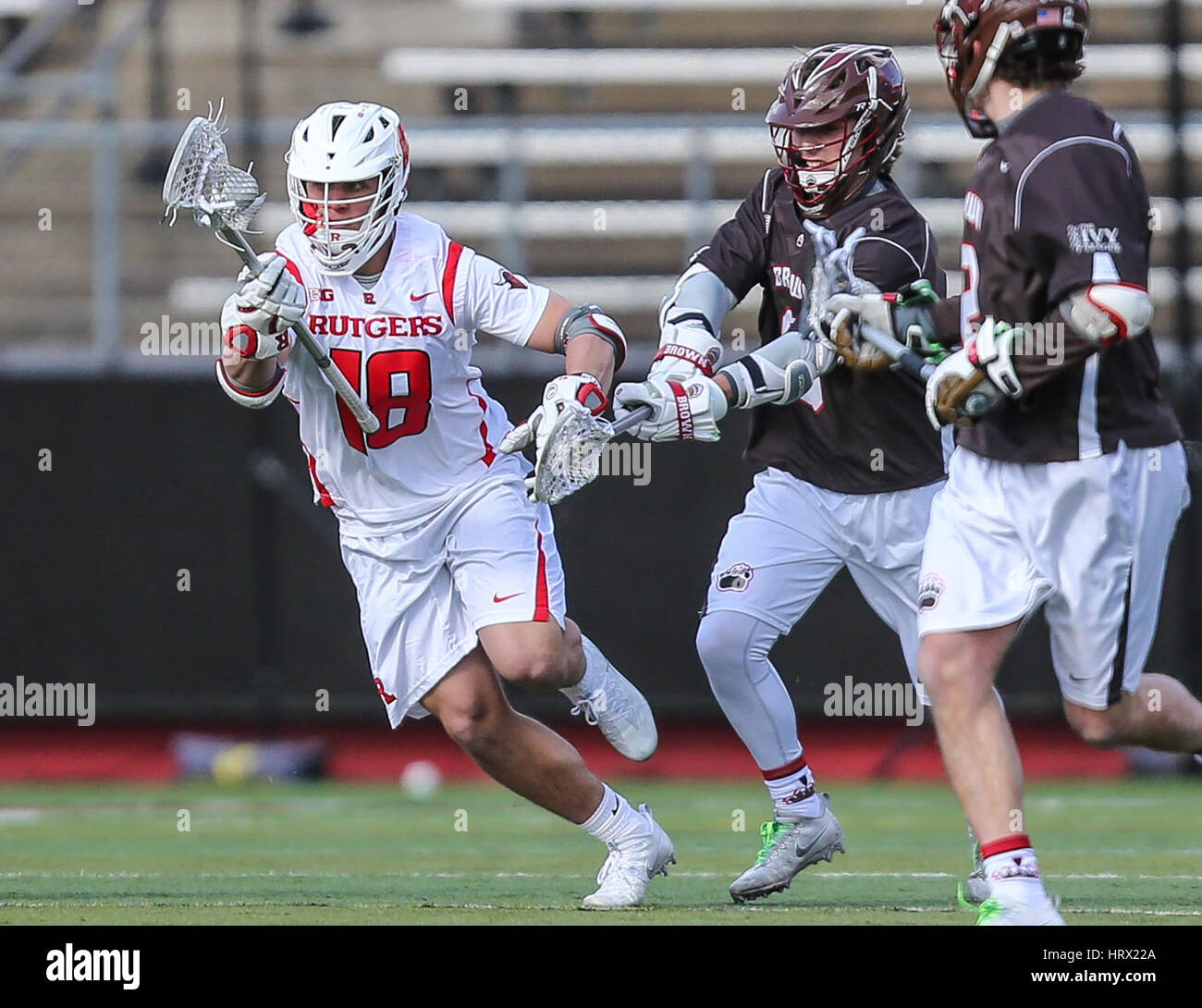 La stagione. Mar 4, 2017. Rutgers Mark Christiano (18) cerca di liberarsi dal Browns Kniffin Jack (6) durante un NCAA lacrosse gioco tra gli Orsi e la Rutgers Scarlet Knights ad alto punto soluzioni Stadium di Piscataway, NJ. Rutgers beat Brown 13-11 per andare 5-0 sulla stagione. Mike Langish/Cal Sport Media. Credito: csm/Alamy Live News Foto Stock