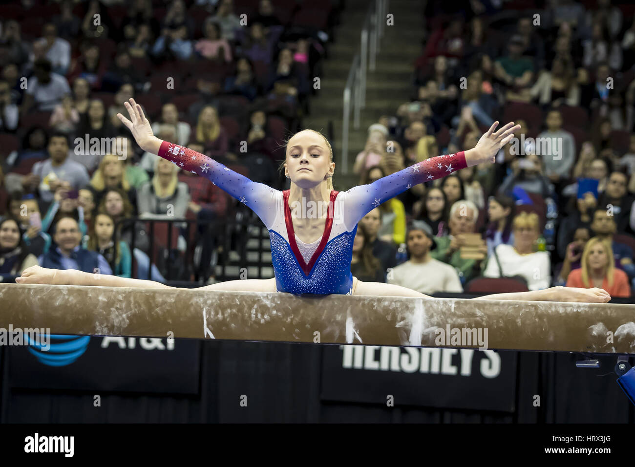 Newark, NJ, Stati Uniti d'America. Mar 4, 2017. 4 marzo 2017: Riley McCusker degli Stati Uniti compete sul fascio durante il 2017 AT&T American Cup internazionale di ginnastica concorrenza a Prudential Center a Newark, New Jersey. Credito: Scott Taetsch/ZUMA filo/Alamy Live News Foto Stock