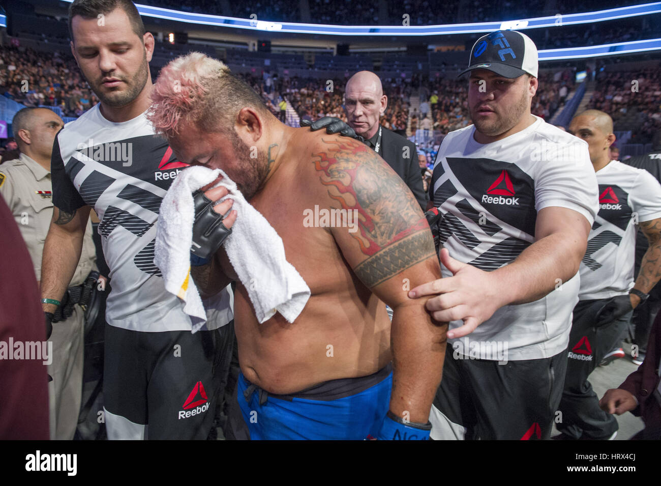 Las Vegas, Nevada, USA. Mar 4, 2017. Carta pesante Mark Hunt lascia dopo la sua perso contro ALISTAIR OVEREEM Sabato, 4 marzo 2017, a T-Mobile Arena di Las Vegas, Nevada durante UFC 209. ALISTAIR OVEREEM ha vinto per KO nel 3° round. Credito: Jeff Brown/ZUMA filo/Alamy Live News Foto Stock