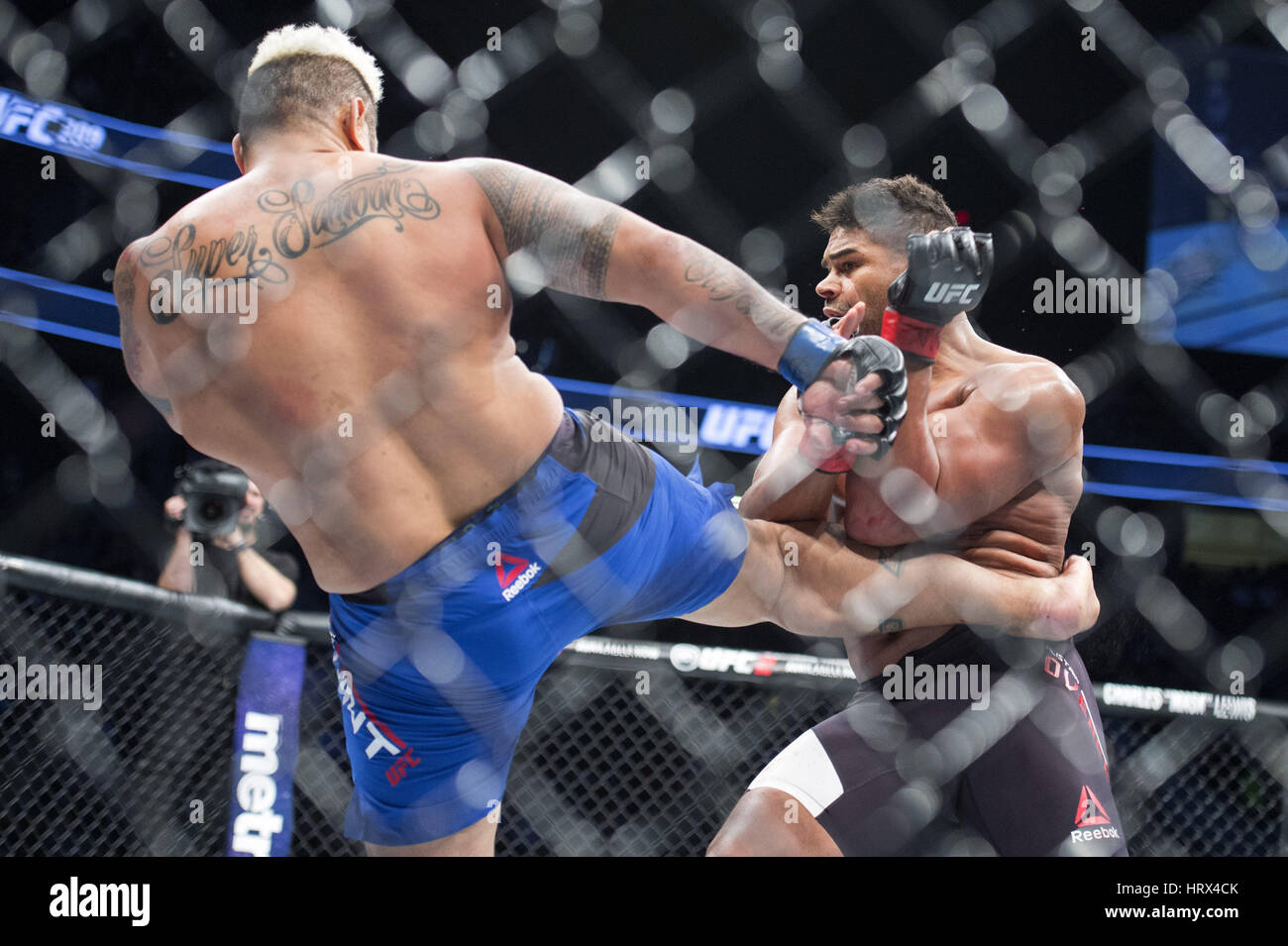 Las Vegas, Nevada, USA. Mar 4, 2017. Heavyweight ALISTAIR OVEREEM, destra, i tentativi di bloccare un kick contro Mark Hunt Sabato, 4 marzo 2017, a T-Mobile Arena di Las Vegas, Nevada durante UFC 209. ALISTAIR OVEREEM ha vinto per KO nel 3° round. Credito: Jeff Brown/ZUMA filo/Alamy Live News Foto Stock