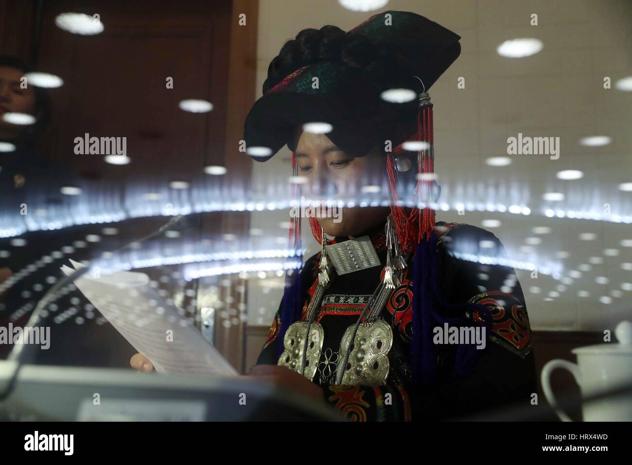 Pechino, Cina. Mar 5, 2017. Una femmina di interprete lavora alla riunione di apertura della quinta sessione del XII congresso nazionale del popolo presso la Grande Sala del Popolo di Pechino, capitale della Cina, 5 marzo 2017. Credito: Liu Weibing/Xinhua/Alamy Live News Foto Stock