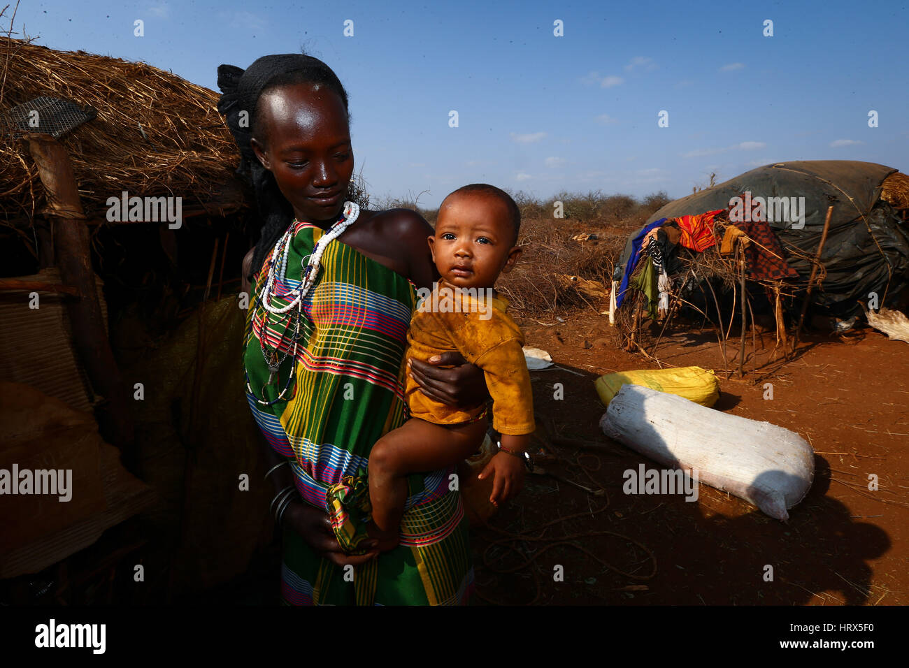 (170305) -- MARSABIT (Kenya), 5 marzo 2017 (Xinhua) -- la madre si prende cura del suo bambino in Marsabit, uno dei più gravi siccità regioni in Kenya, il 4 marzo 2017. Più di 1 milioni di bambini sono colpiti da una grave siccità in Kenya, la convenzione internazionale dell'ONU per i bambini del fondo di emergenza (UNICEF) detto venerdì. L' UNICEF ha detto che più di 100.000 bambini sotto i 5 sono in necessità di trattamento per il grave stato di malnutrizione mentre un altro 174.000 bambini sono fuori della scuola come una conseguenza diretta della siccità. (Xinhua/Pan Siwei)(Gj) Foto Stock