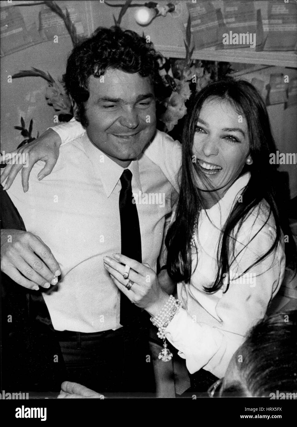 25 ottobre 1968 - Pierre Perret è congratulato da Marie Laforet dopo il suo primo recital presso la Sala concerti Olympia di Parigi in cui egli è stato accompagnato dal brasiliano cantante Elis Regina. (Credito Immagine: © Keystone Press Agency/Keystone USA via ZUMAPRESS.com) Foto Stock