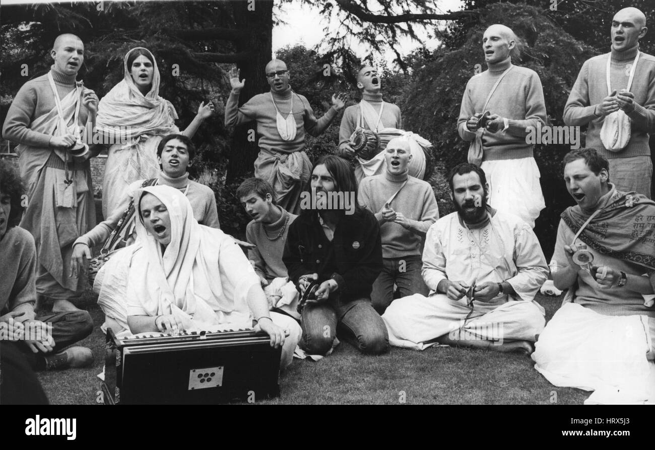 Agosto 08, 1969 - George Harrison con i membri della società internazionale per la Coscienza di Krishna: Beatle George Harrison ieri è andato a una casa in Sydenham Hill, Londra, dove i membri della società internazionale di La Coscienza di Krishna- che indossano la società internazionale di La Coscienza di Krishna- chi usura- buddista come accappatoi e difficilmente un pelo sulle loro teste - sono state odiando un numero chiamato ''Hare Krishna'' -rilasciato su disco da parte di Apple e i Beatles la registrazione di società, oggi. George ha detto; ''Non sto diventando un membro della società, ma la sua stessa come meditazione in modo mi interessa.''Mostra fotografica di G Foto Stock