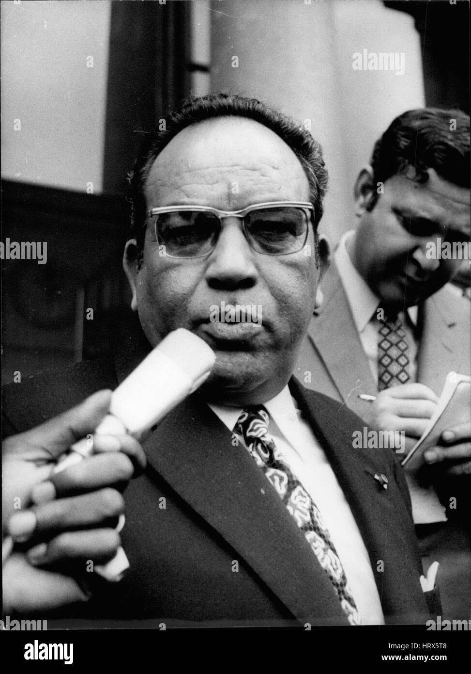 Lug. 07, 1971 - Mohamed Masmoudi, Tunisia del ministro degli Affari Esteri sono arrivati a Parigi per una due giorni di visita ufficiale. Ieri pomeriggio ha incontrato il Georges Pompidou all'Elysee Palace. Ambasciatore russo A. Smirnow e il prof. Schmidt-G&ouml;rg (credito Immagine: © Keystone Press Agency/Keystone USA via ZUMAPRESS.com) Foto Stock