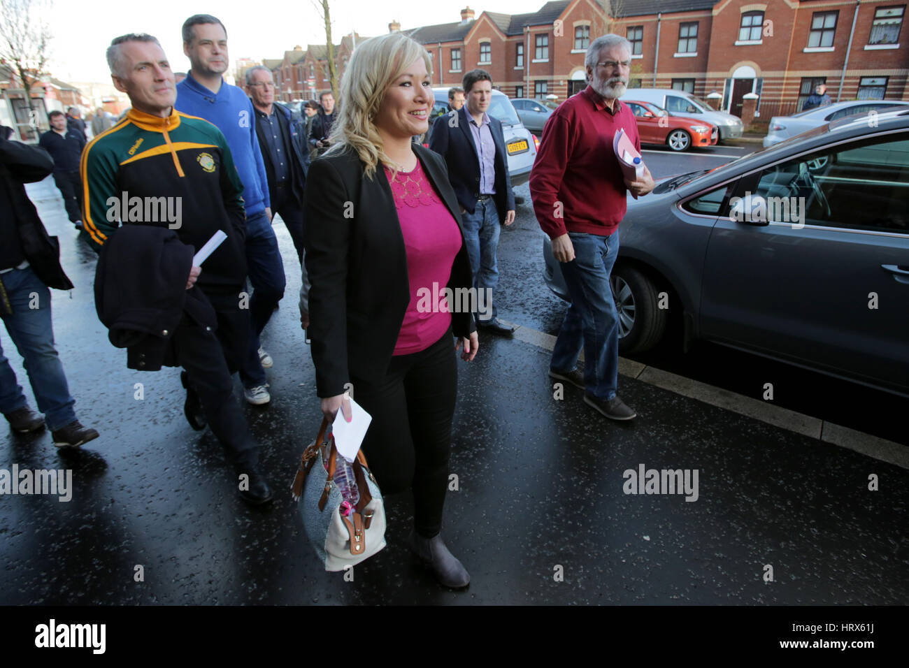 Belfast, Regno Unito. 04 Mar, 2017. Sinn Fein Gerry Adams presidente e leader del nord Michelle O'Neill arriva per un post-elettorale conferenza stampa al Sinn Fein sede il 4 marzo 2017 a Belfast, Irlanda del Nord. Sinn Fein è aumentato il loro voto significativamente ieri in Northern Ireland Assembly snap elezione e per la prima volta Stormont non dispongono di una maggioranza unionista nel governo. Credito: Irish occhio/Alamy Live News Foto Stock