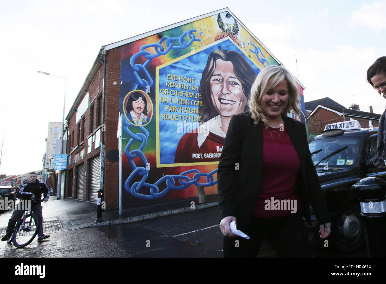 Belfast, Regno Unito. 04 Mar, 2017. Sinn Fein leader nord Michelle O'Neill si erge davanti un murale di repubblicano scioperante della fame di Bobby Sands dopo aver premuto un post elezione conferenza stampa al Sinn Fein sede il 4 marzo 2017 a Belfast, Irlanda del Nord. Sinn Fein è aumentato il loro voto significativamente ieri in Northern Ireland Assembly snap elezione e per la prima volta Stormont non dispongono di una maggioranza unionista nel governo. Credito: Irish occhio/Alamy Live News Foto Stock