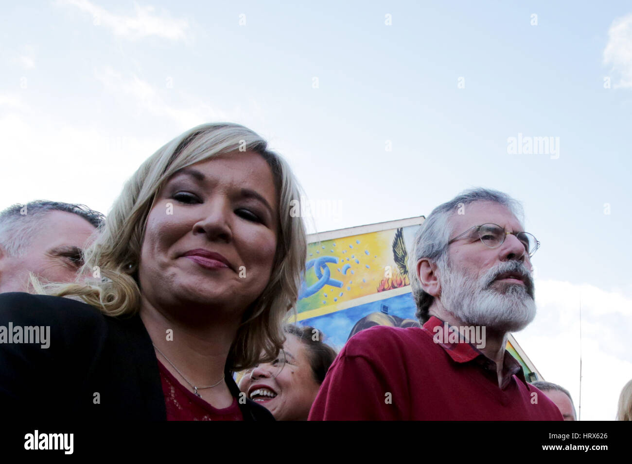 Belfast, Regno Unito. 04 Mar, 2017. Sinn Fein Presidente Gerry Adams (R) e leader del nord Michelle O'Neill (L) tenere un post elezione conferenza stampa al Sinn Fein sede il 4 marzo 2017 a Belfast, Irlanda del Nord. Sinn Fein è aumentato il loro voto significativamente ieri in Northern Ireland Assembly snap elezione e per la prima volta Stormont non dispongono di una maggioranza unionista nel governo. Credito: Irish occhio/Alamy Live News Foto Stock