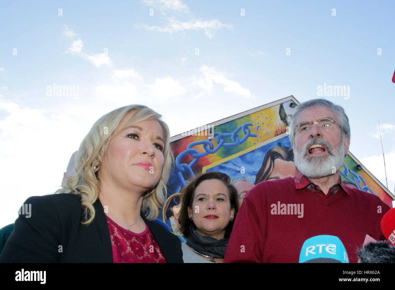 Belfast, Regno Unito. 04 Mar, 2017. Sinn Fein Presidente Gerry Adams (R) e leader del nord Michelle O'Neill (L) tenere un post elezione conferenza stampa al Sinn Fein sede il 4 marzo 2017 a Belfast, Irlanda del Nord. Sinn Fein è aumentato il loro voto significativamente ieri in Northern Ireland Assembly snap elezione e per la prima volta Stormont non dispongono di una maggioranza unionista nel governo. Credito: Irish occhio/Alamy Live News Foto Stock