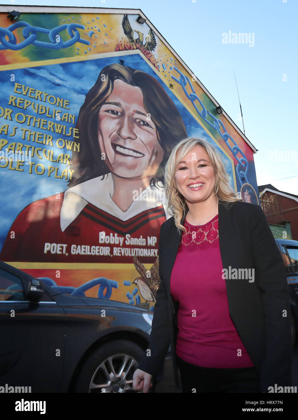 Nota EDS raccolto alternativo Michelle O'Neill, leader del Sinn Fein in Irlanda del Nord al di fuori del Sinn Fein sede a Belfast. Foto Stock