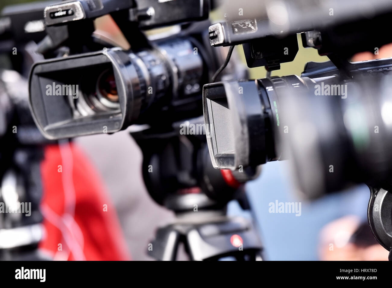 Un sacco di telecamere in una riga la radiodiffusione dal vivo un evento multimediale Foto Stock