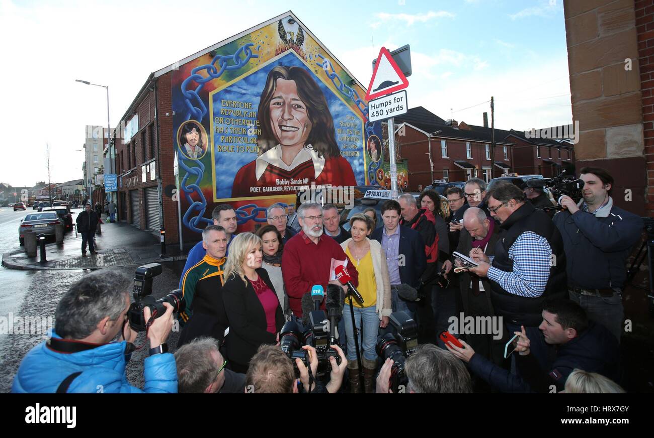 Michelle O'Neill, leader del Sinn Fein in Irlanda del Nord (al centro a sinistra) con il Sinn Fien Presidente Gerry Adams (centro) in attesa di un post elezione conferenza stampa al Sinn Fein sede a Belfast. Foto Stock