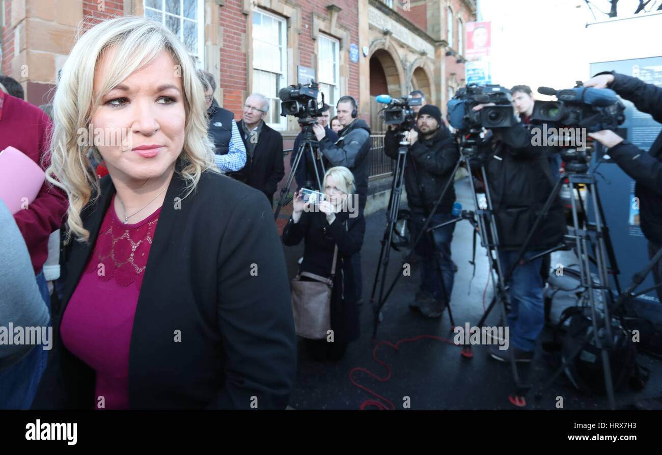 Sinn Fein Michelle O'Neill a un post elezione conferenza stampa al Sinn Fein sede a Belfast. Foto Stock