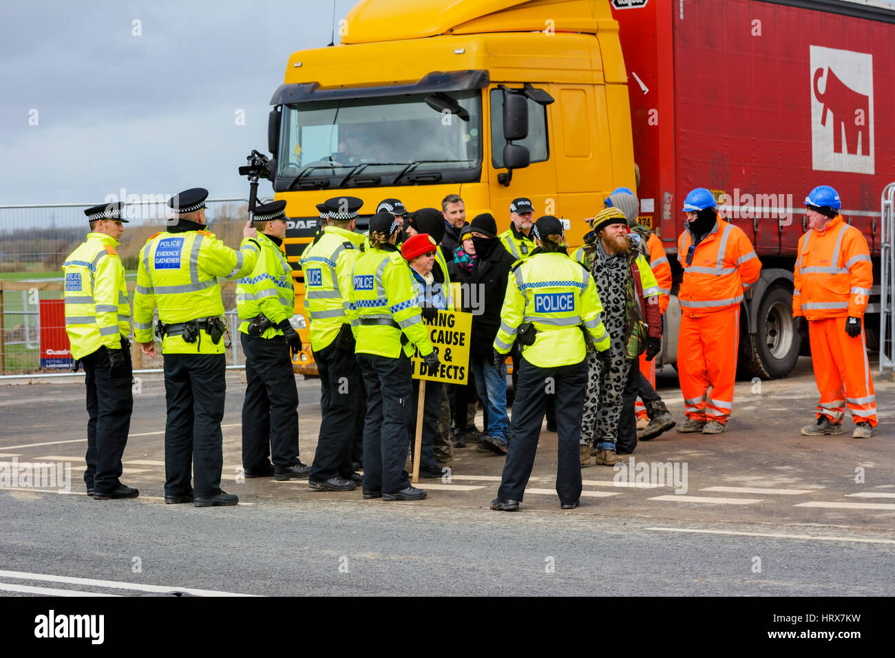 Fracking - Anti-fracking manifestanti tentano di camminata lenta veicoli off Cuadrilla gas di scisto sito vicino a Blackpool. Foto Stock