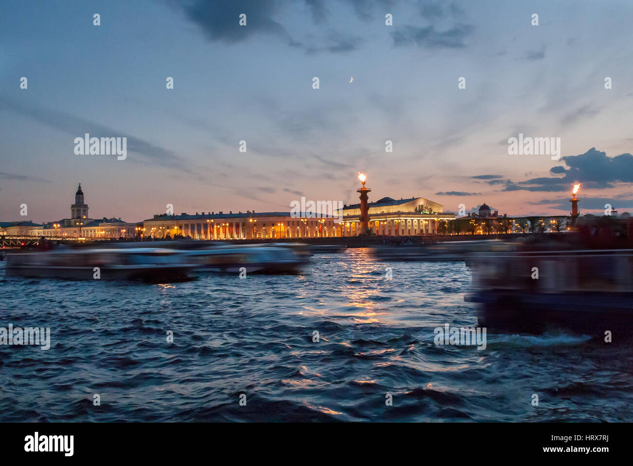 Vista lo spiedo dell'isola Vasilevsky di notte in primavera, San Pietroburgo, Russia Foto Stock