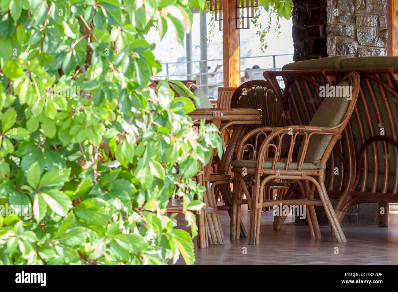 Tabella di poco in cafe in chiaro giorno di estate Foto Stock