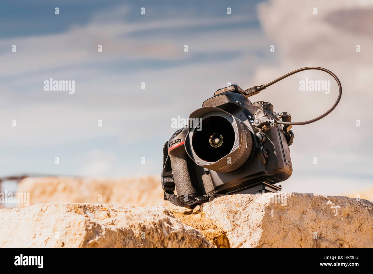 Telecamera digitale professionale sulla parte superiore del blocco di pietra. Close up foto. Foto Stock