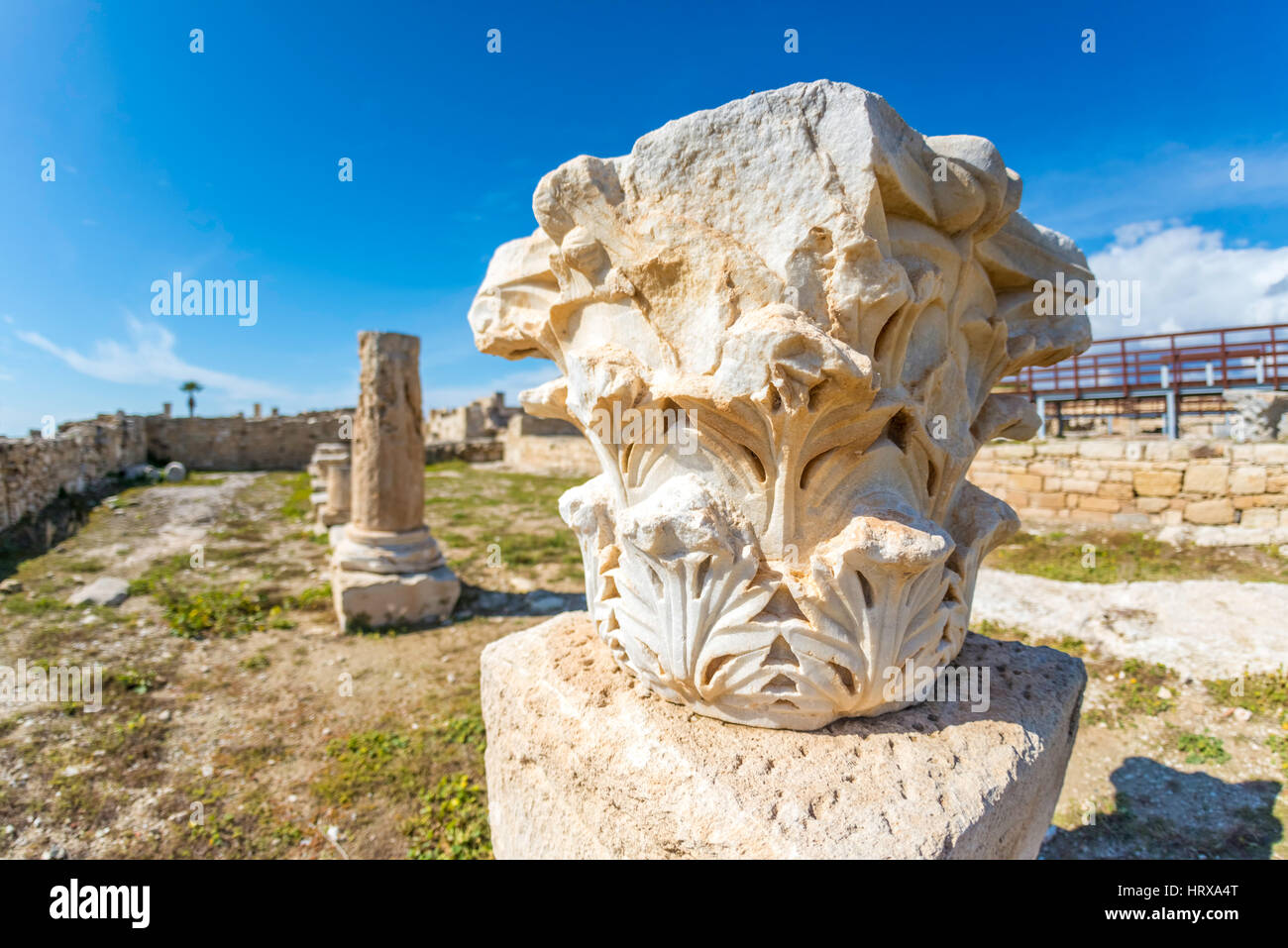 Resti di antichi colonna a Kourion sito archeologico. Cipro, Limassol District Foto Stock