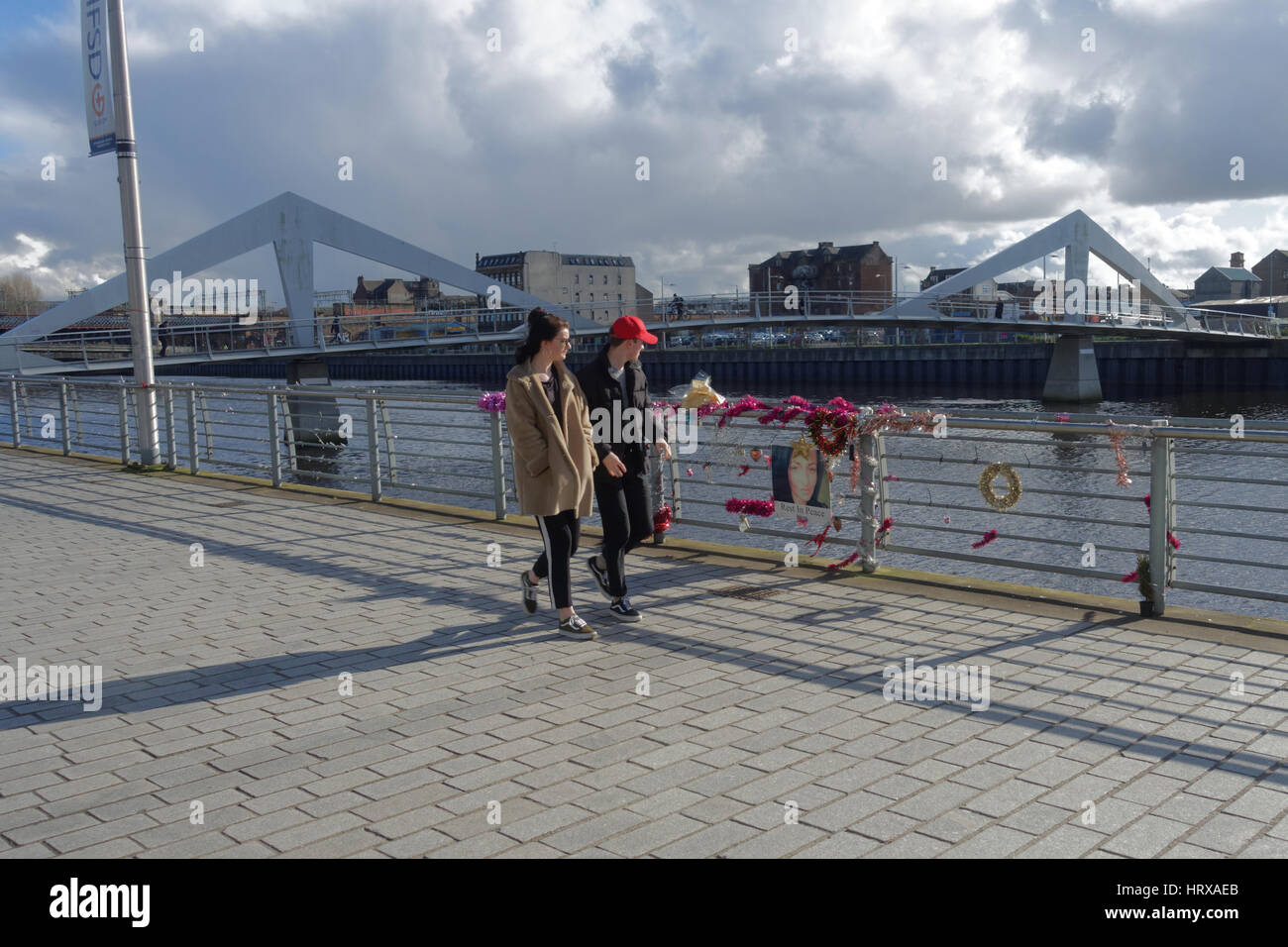 Glasgow Clyde walkway suicidio memorial a Kirsty Aitchison che annegato nel fiume Tradeston Bridge Foto Stock