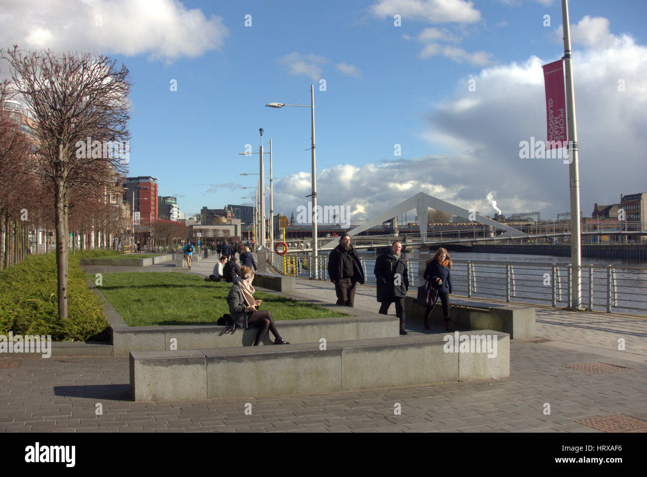 Glasgow passerella Clyde Street life cityscape di Glasgow International Financial Services District Foto Stock