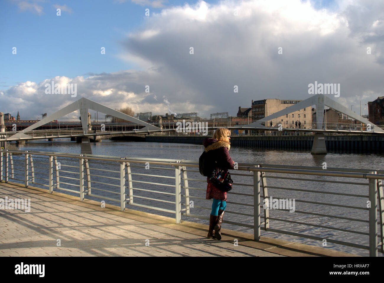 Glasgow passerella Clyde Street life cityscape di Glasgow International Financial Services District Tradeston Bridge Foto Stock