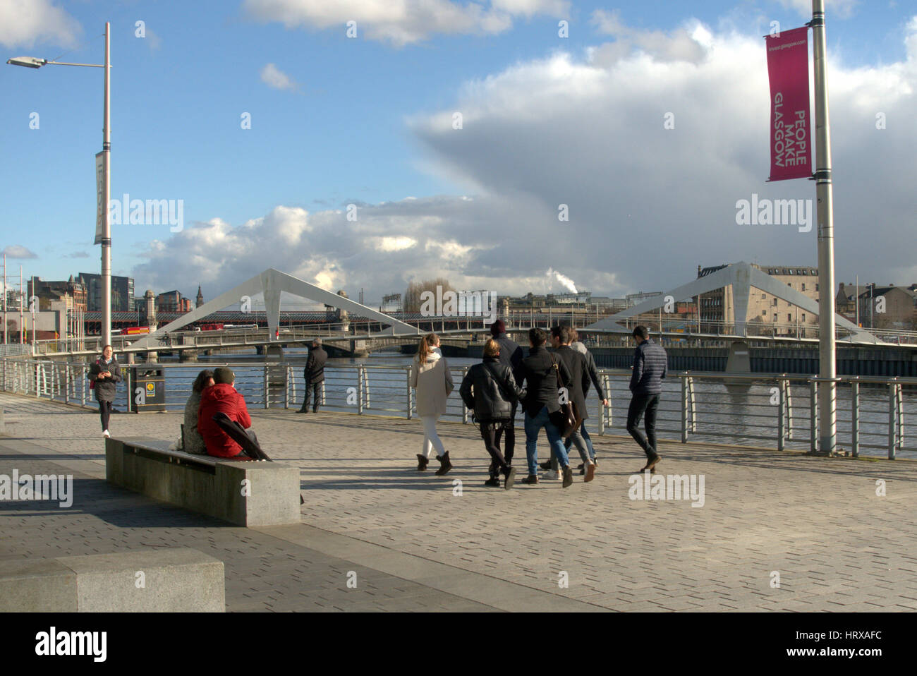 Glasgow passerella Clyde Street life cityscape Foto Stock