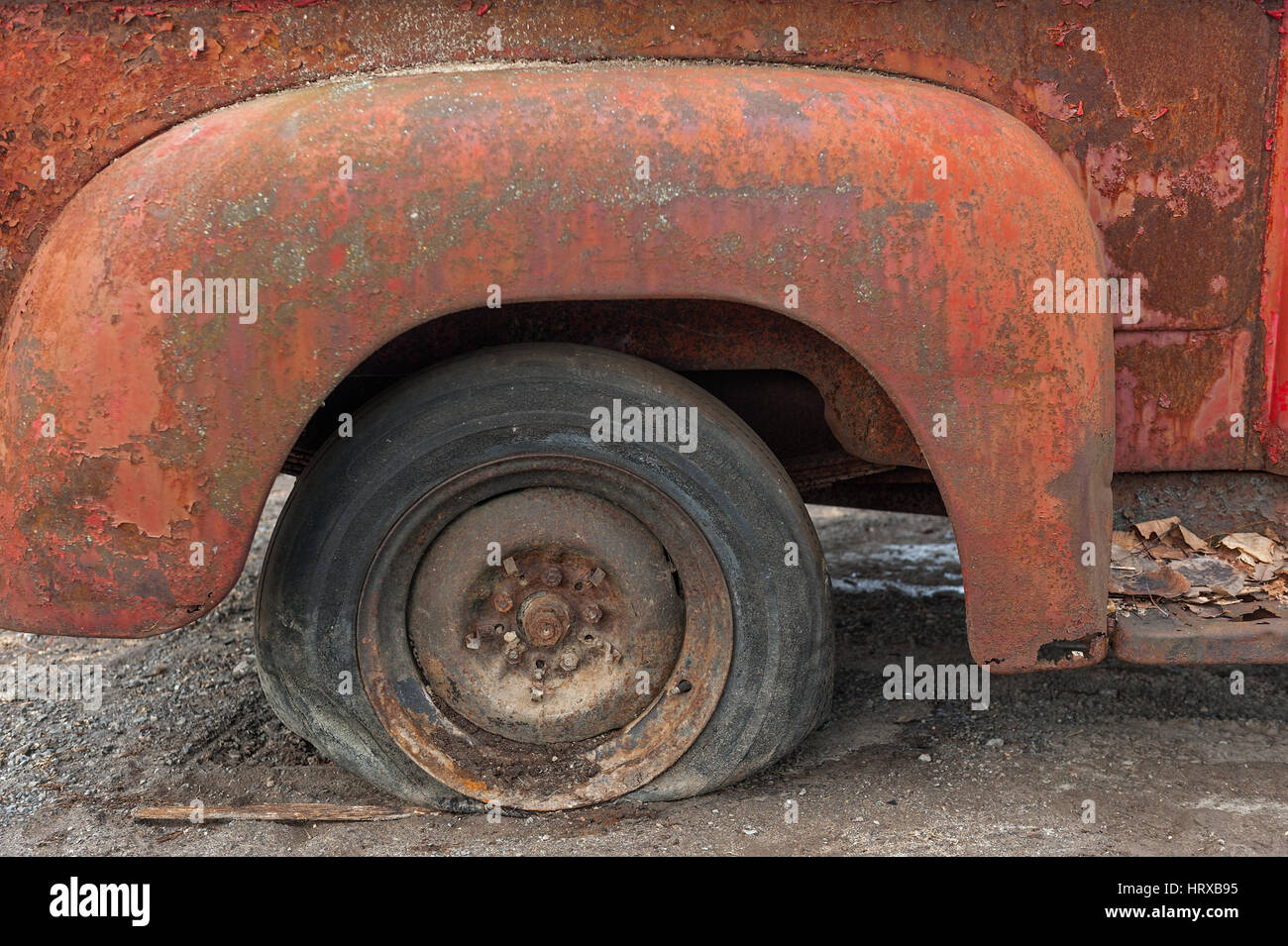 Rusty pick-up con pneumatico sgonfio Foto Stock