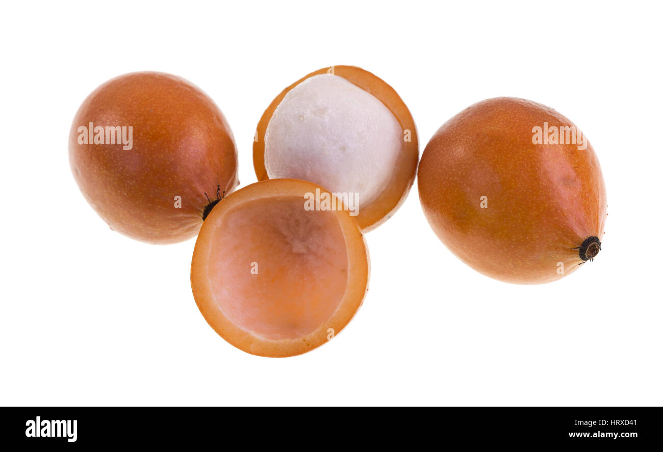 Il achacha, Garcinia humilis, è un frutto esotico con un colore rossastro di colore arancione e polpa bianca quando è maturo Foto Stock