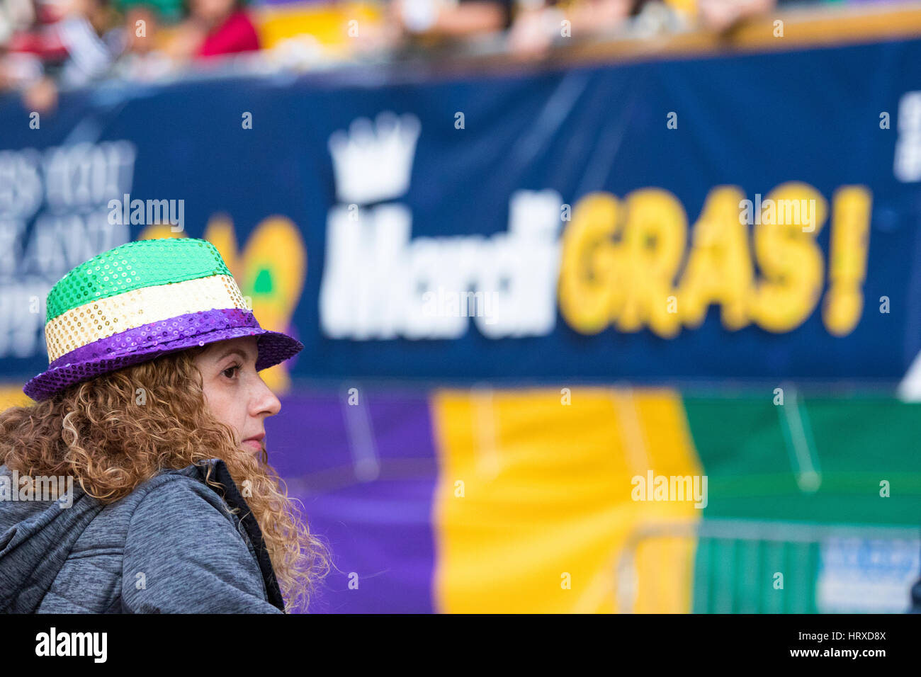 Donna attraente guardare Mardi Gras Parade di New Orleans Foto Stock