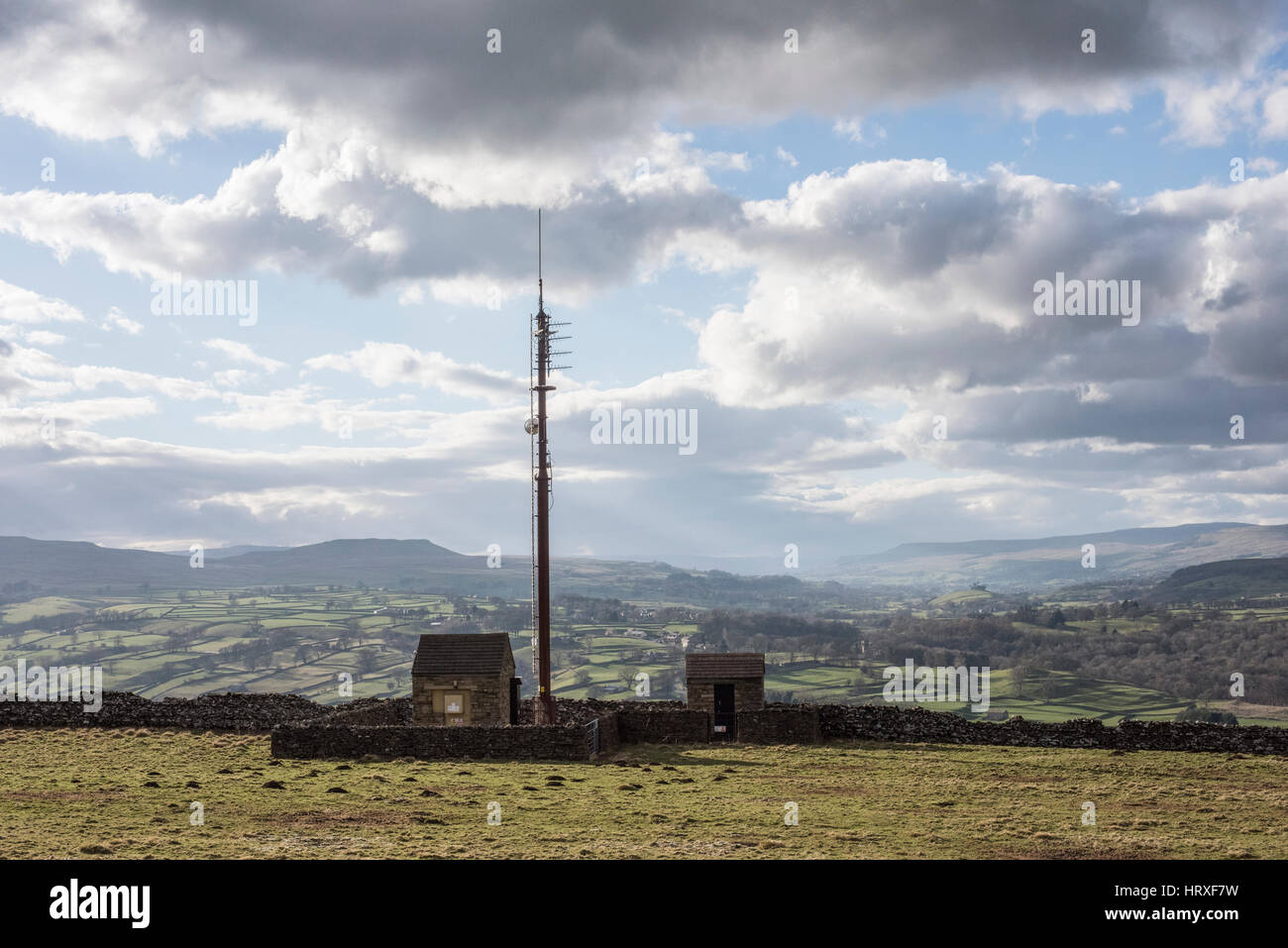 Telecomunicazioni (telefono cellulare) montante su Penhill, affacciato Wensleydale, Yorkshire Dales. La copertura del telefono cellulare può essere frammentari in zona collinare, zone rurali Foto Stock