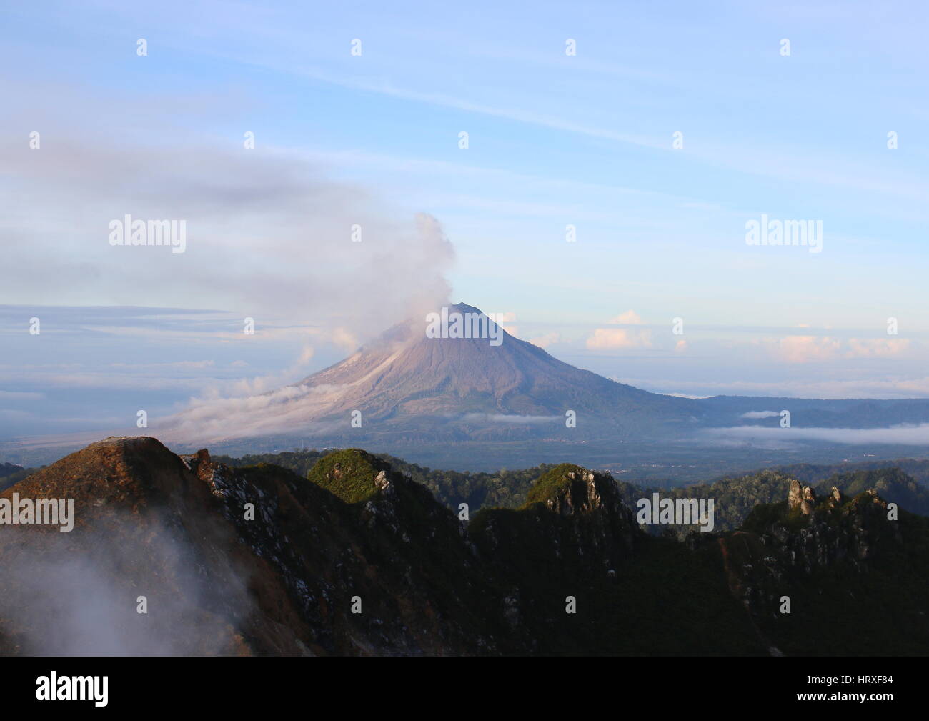 Vista del Monte Sinabung, un vulcano attivo ancora produca ceneri, dal Monte Sibayak in Brestagi, Nord Sumatra, Indonesia Foto Stock