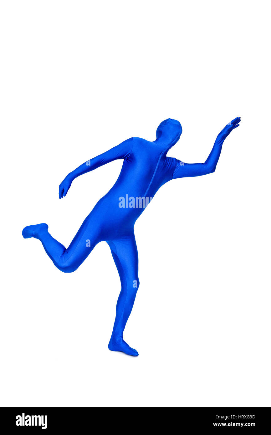 Misterioso uomo blu in costume blu gesti con le mani Foto Stock