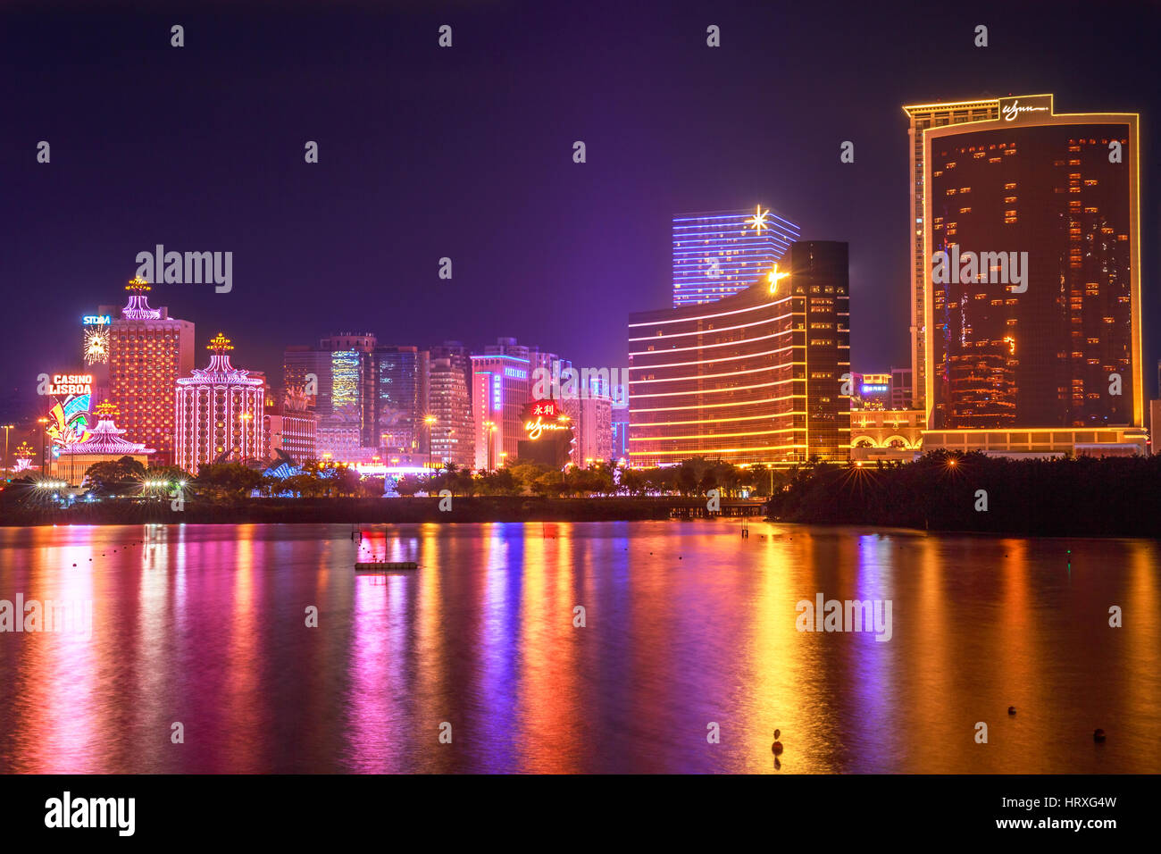 Macao, Cina - 9 Dicembre 2016: Cityscape di Wynn Macau, MGM Macauand Casino Lisboa, famoso punto di riferimento riflettendo nel Lago Nam Van, un lago artificiale che ho Foto Stock