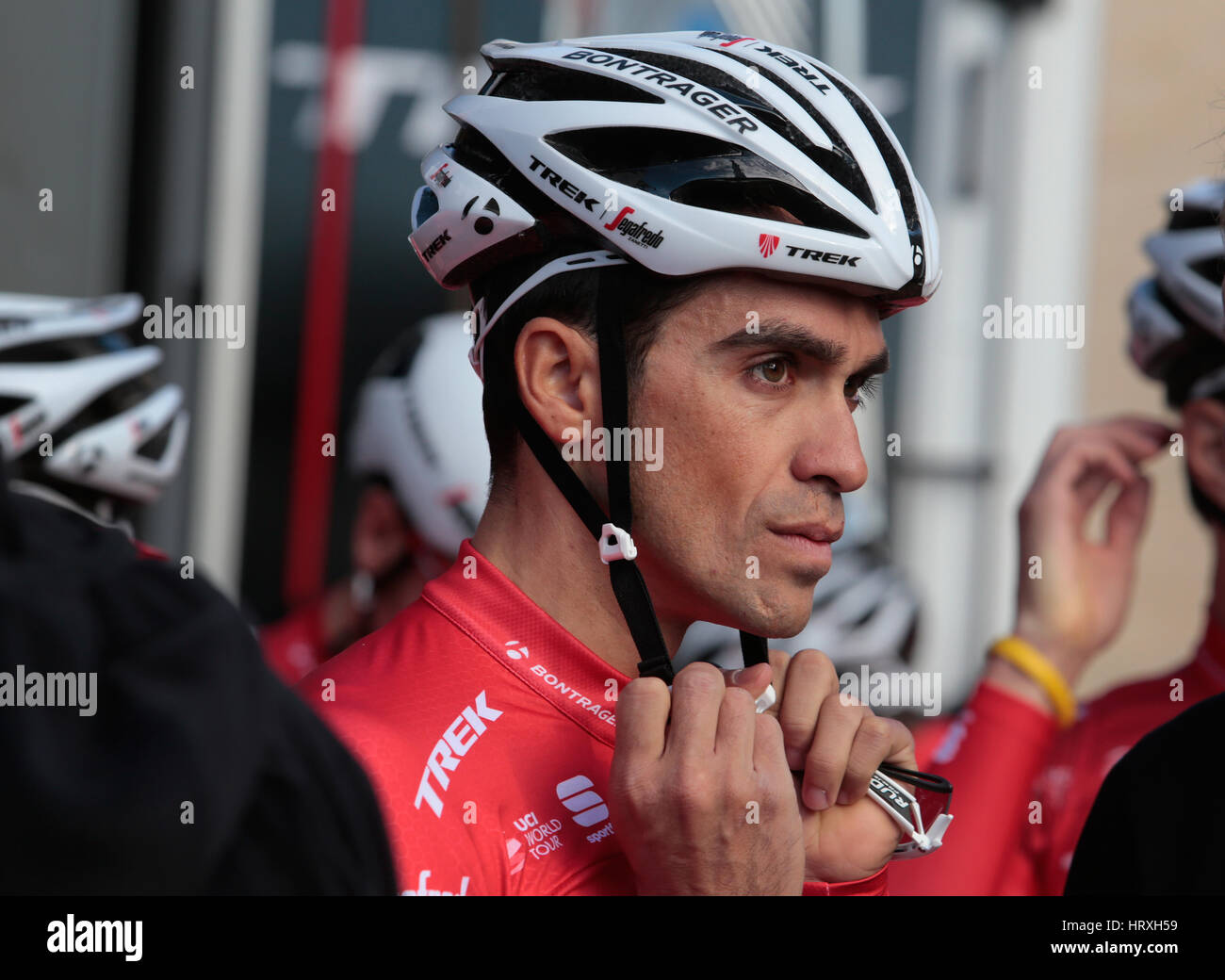 Alberto Contador regolare il suo casco con il suo nuovo team jersey Trek  Segafredo prima di una sessione di formazione nell'isola di Maiorca Foto  stock - Alamy