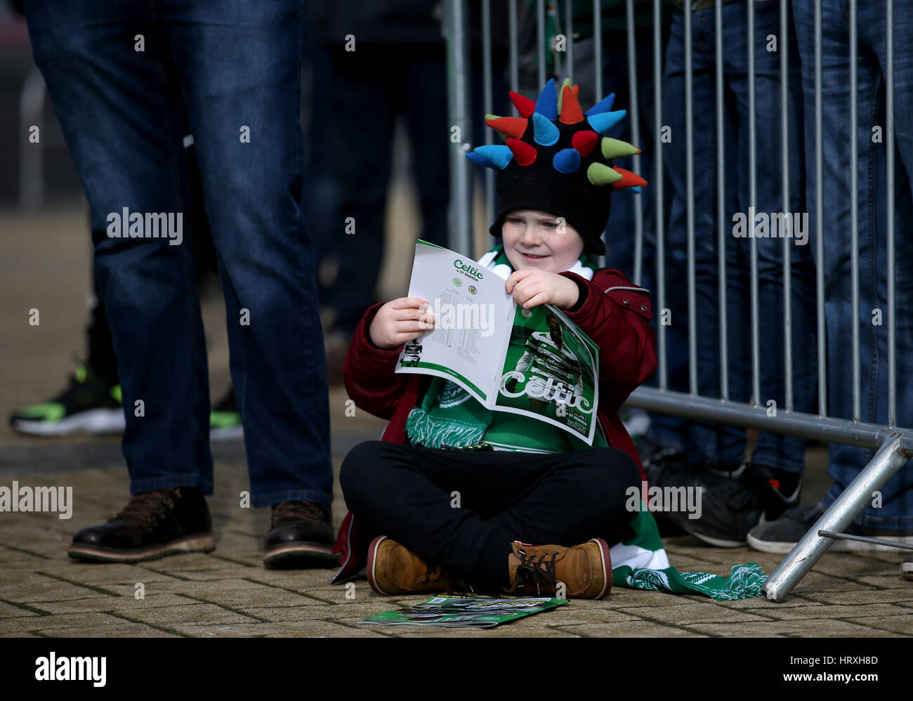Giovani fan di musica celtica Rory Durrant, di età compresa tra i 5, da East Lothian, legge il suo programma di confronto prima di frequentare la sua prima partita di calcio, la Ladbrokes Premiership scozzese corrispondono al Celtic Park di Glasgow. Foto Stock