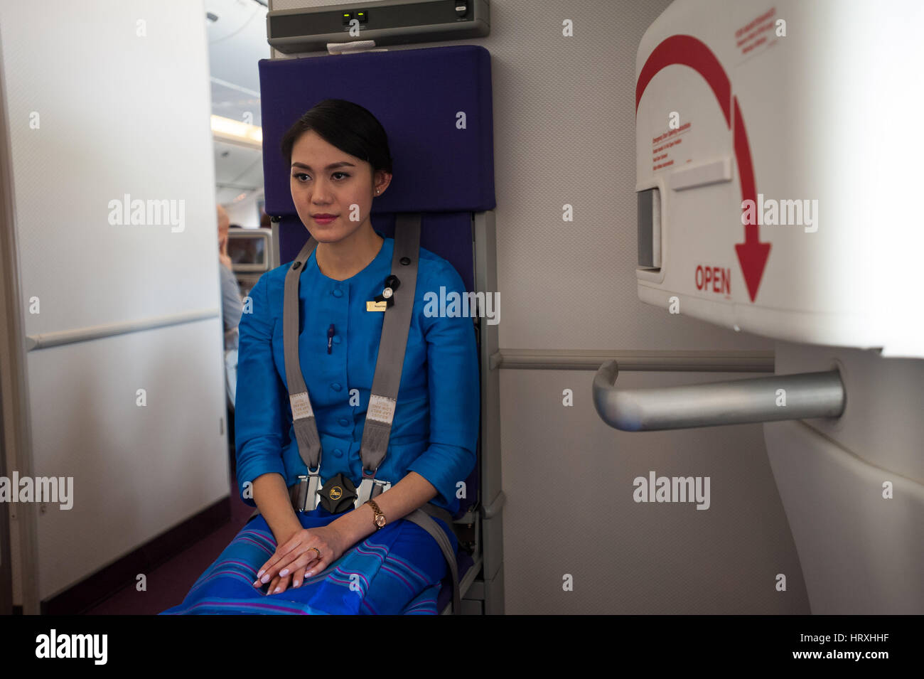 25.01.2017, Singapore, Repubblica di Singapore, in asia - Un Thai Airways Flight attendant su un volo da Singapore a Bangkok. Foto Stock