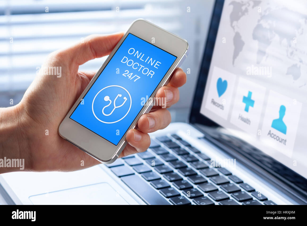 Online medico e sanitario app sul telefono cellulare con il concetto di persona che mostra lo schermo dello smartphone, la diagnosi remota o di consultazione Foto Stock