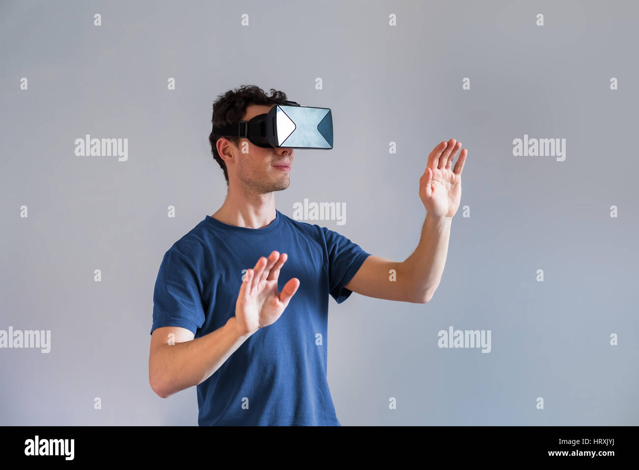 Persona che indossa una realtà virtuale (VR) auricolare o testa-display montato (HMD) bicchieri Foto Stock
