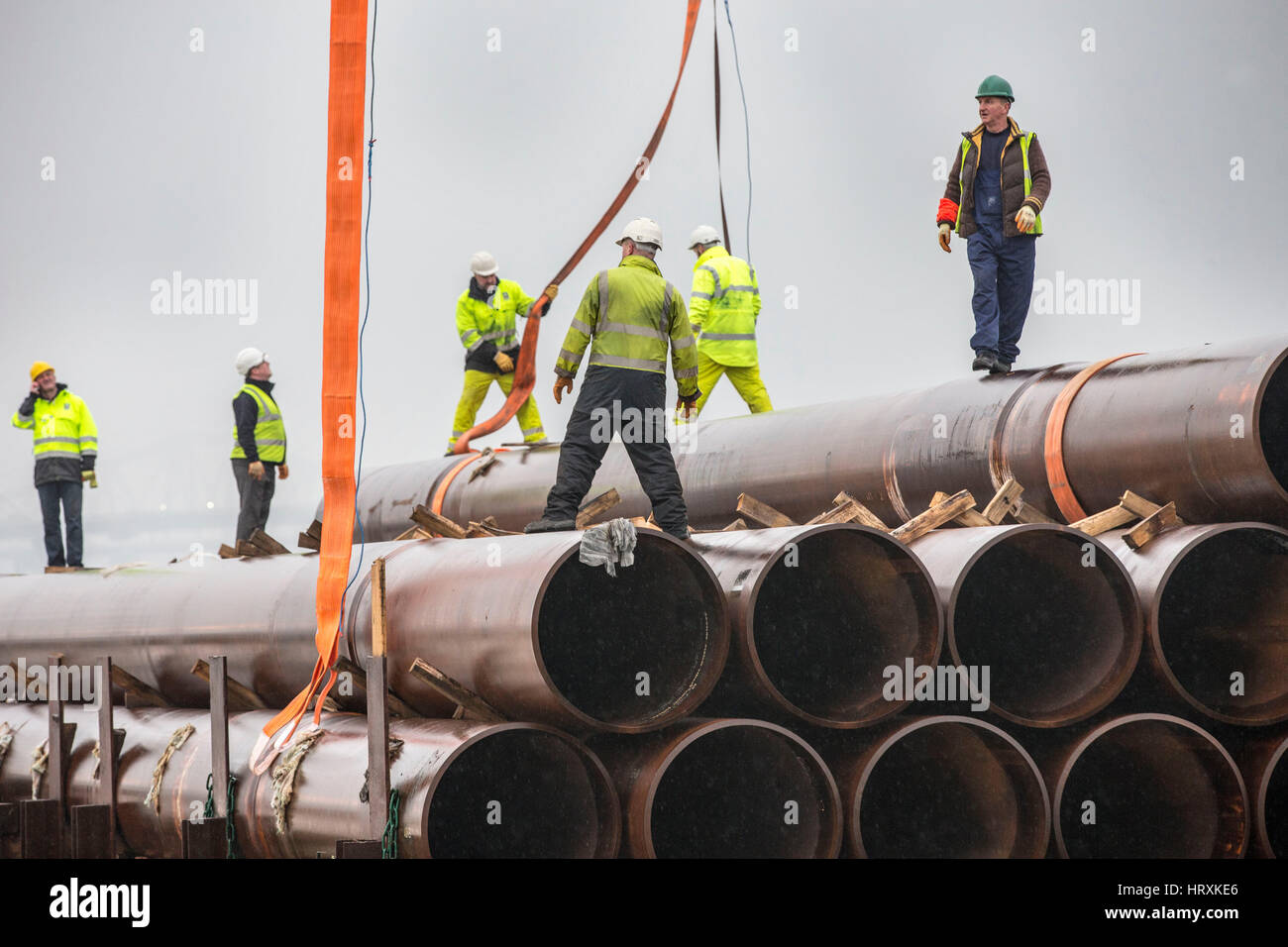 Gran carico essendo scaricati dalla nave cisterna a Rosyth, Scozia Foto Stock