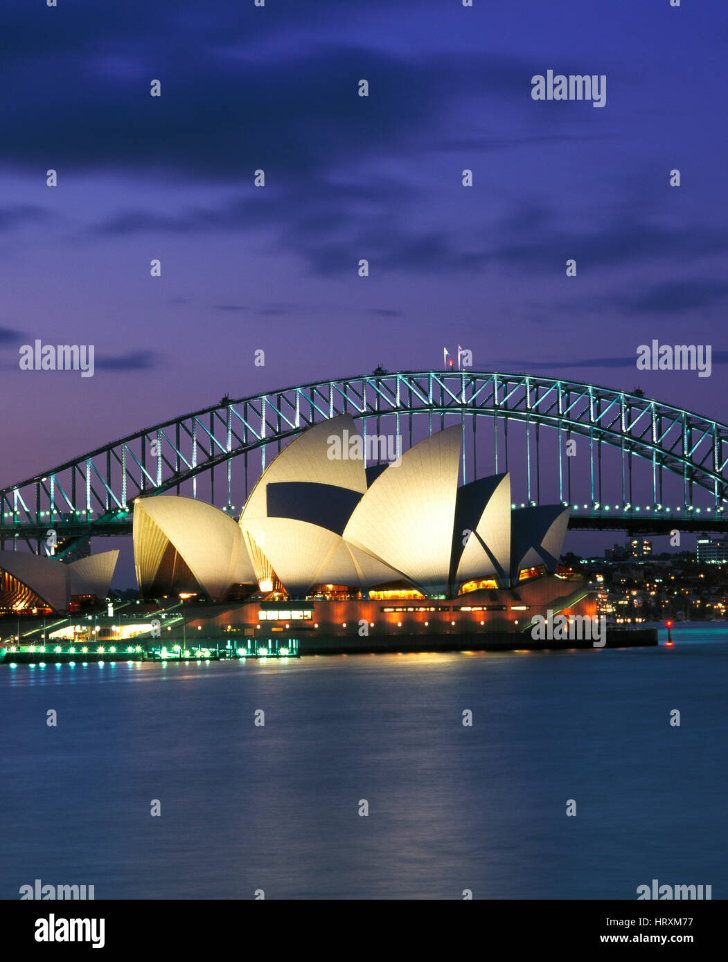 Sydney Opera House di Sydney e il Sydney Harbour Bridge al tramonto, Sydney, Nuovo Galles del Sud, Australia Foto Stock