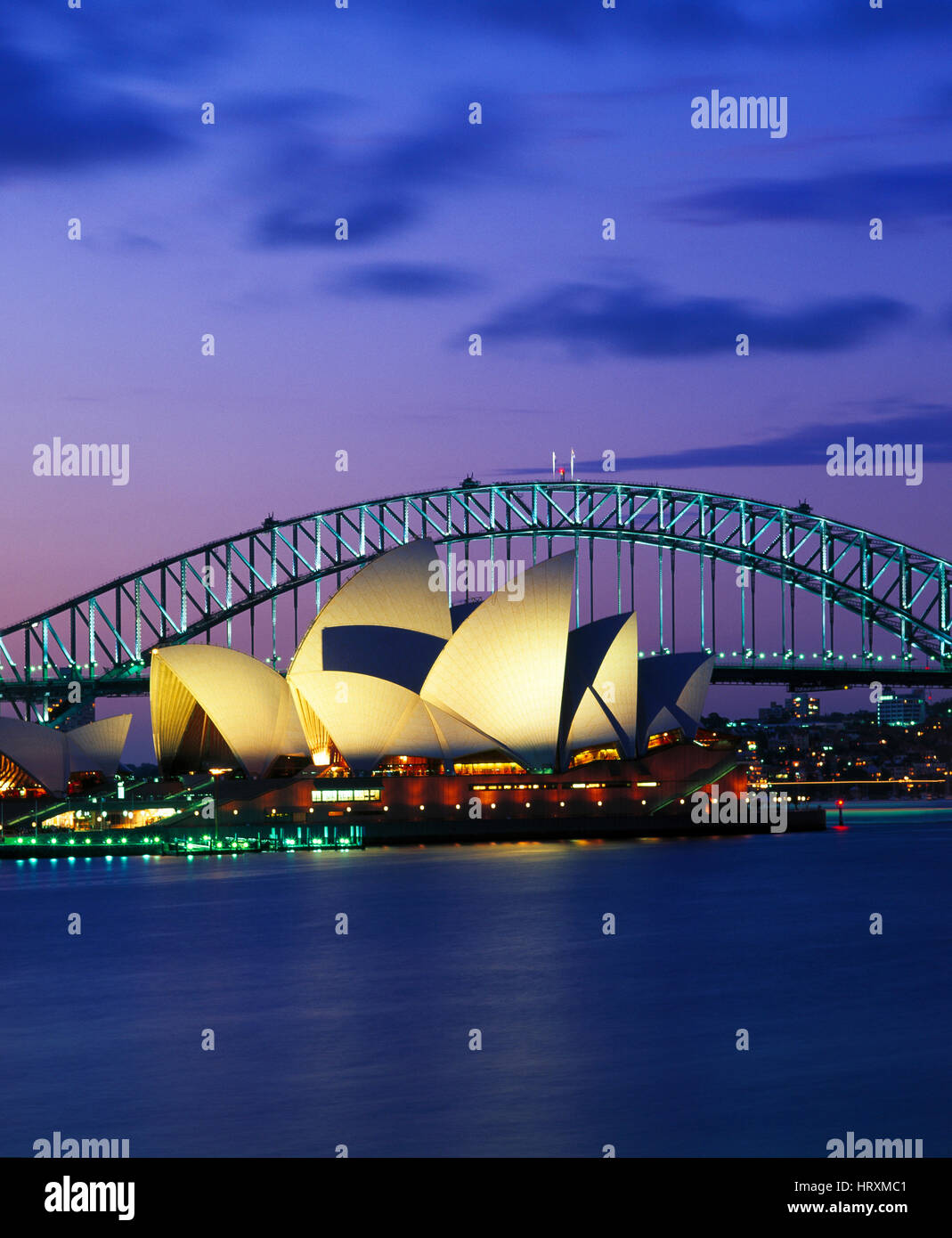 Sydney Opera House di Sydney e il Sydney Harbour Bridge al tramonto, Sydney, Nuovo Galles del Sud, Australia Foto Stock
