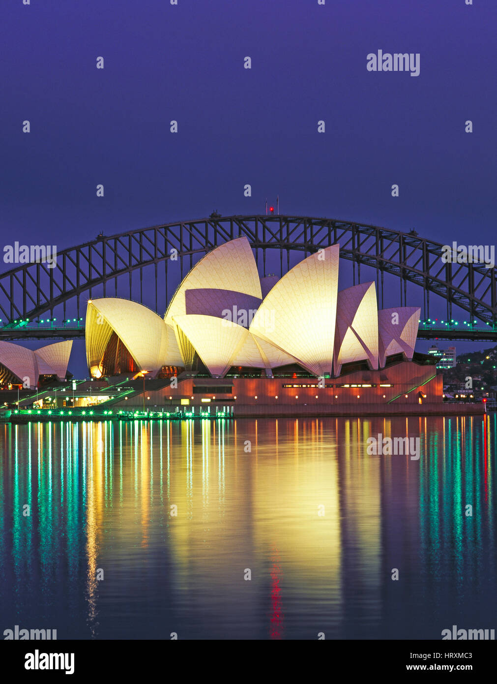 Sydney Opera House di Sydney e il Sydney Harbour Bridge al tramonto, Sydney, Nuovo Galles del Sud, Australia Foto Stock