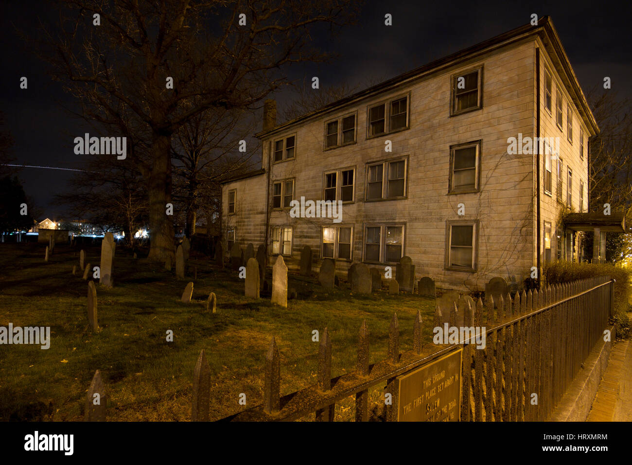 A Salem, Massachusetts, a mezzanotte, dietro il vecchio cimitero, è questa vecchia casa creepy. Infestato? Forse Foto Stock