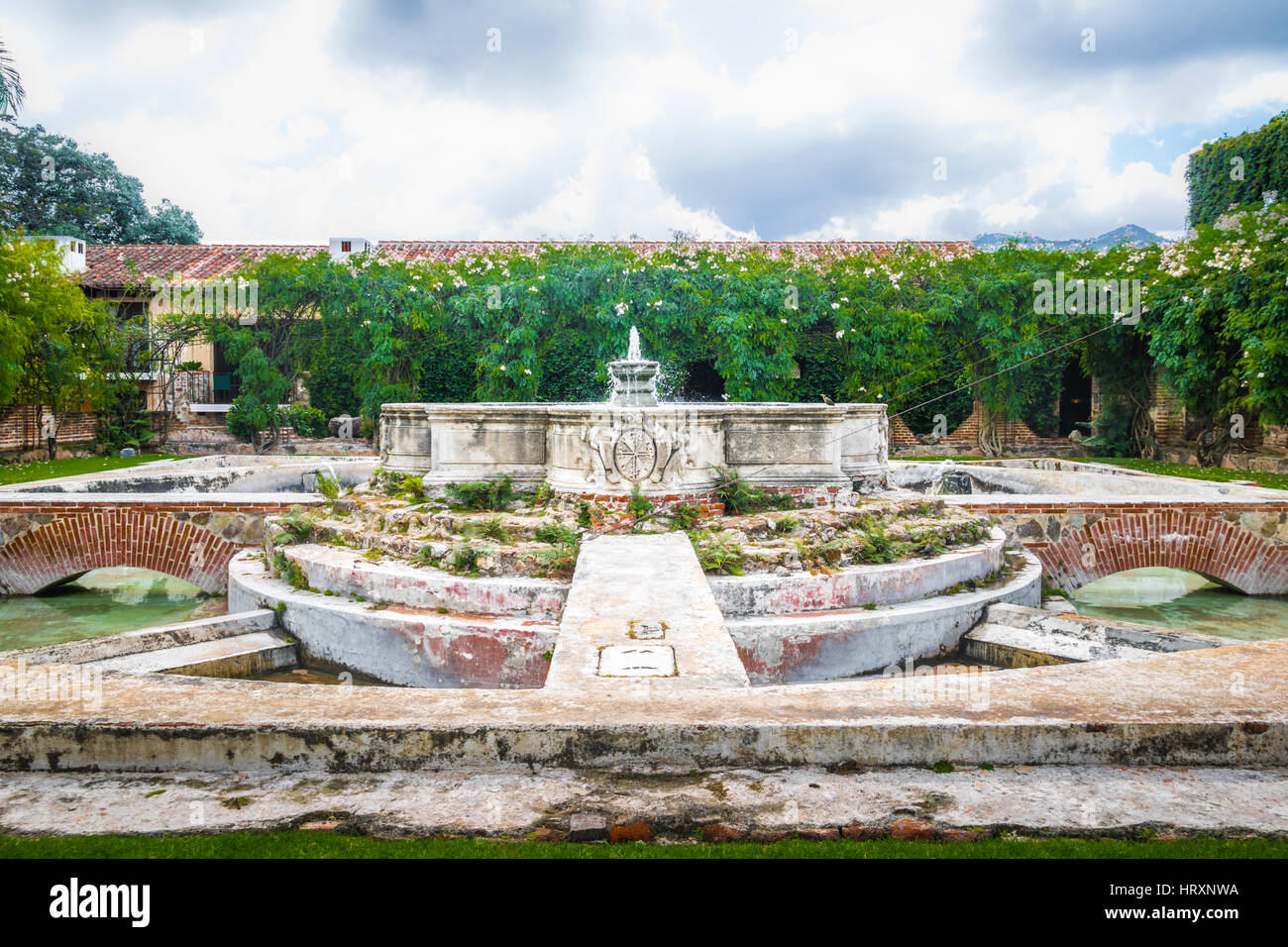 Fontana nell antico convento ruderi - Antigua, Guatemala Foto Stock
