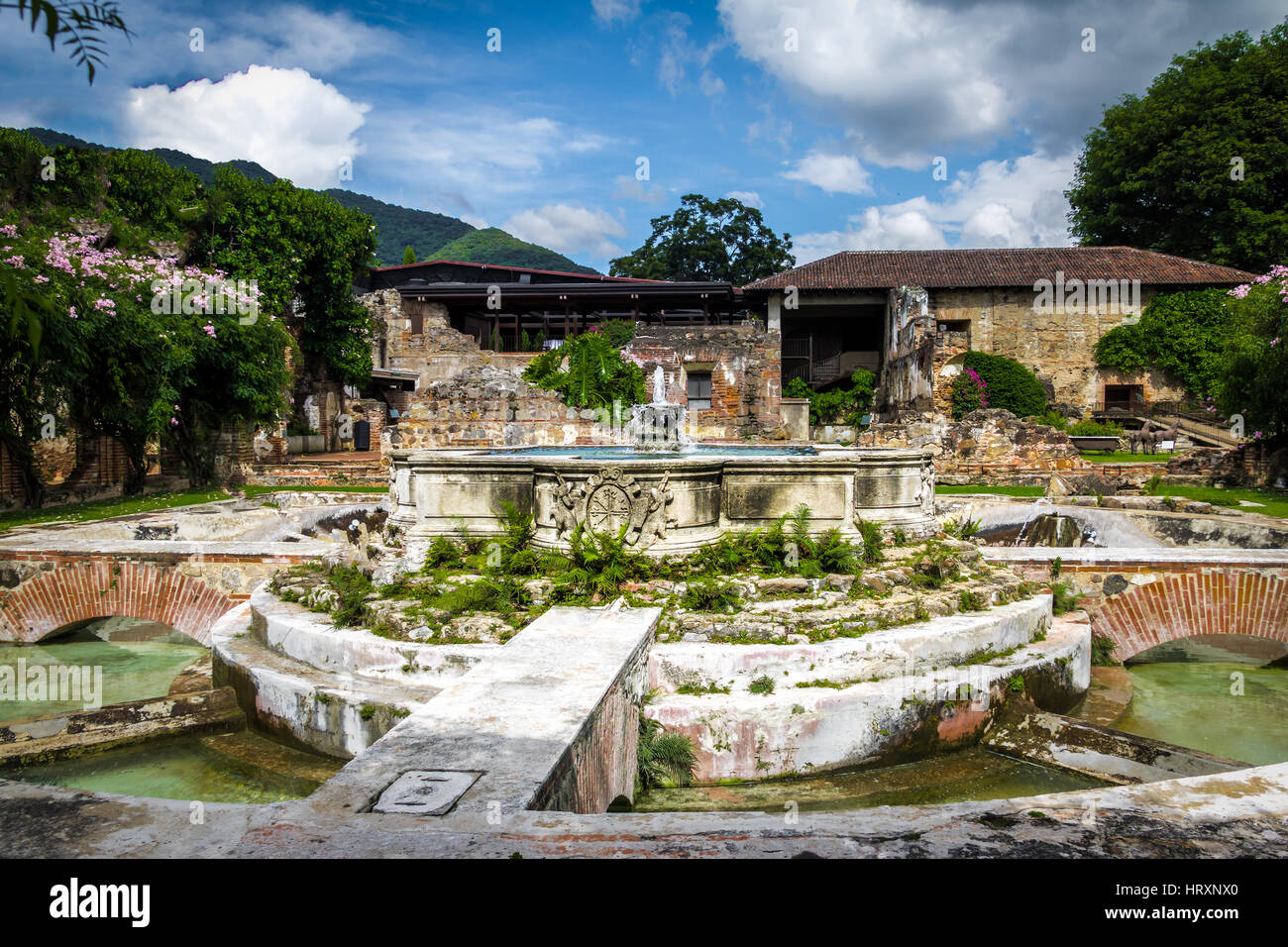 Fontana nell antico convento ruderi - Antigua, Guatemala Foto Stock