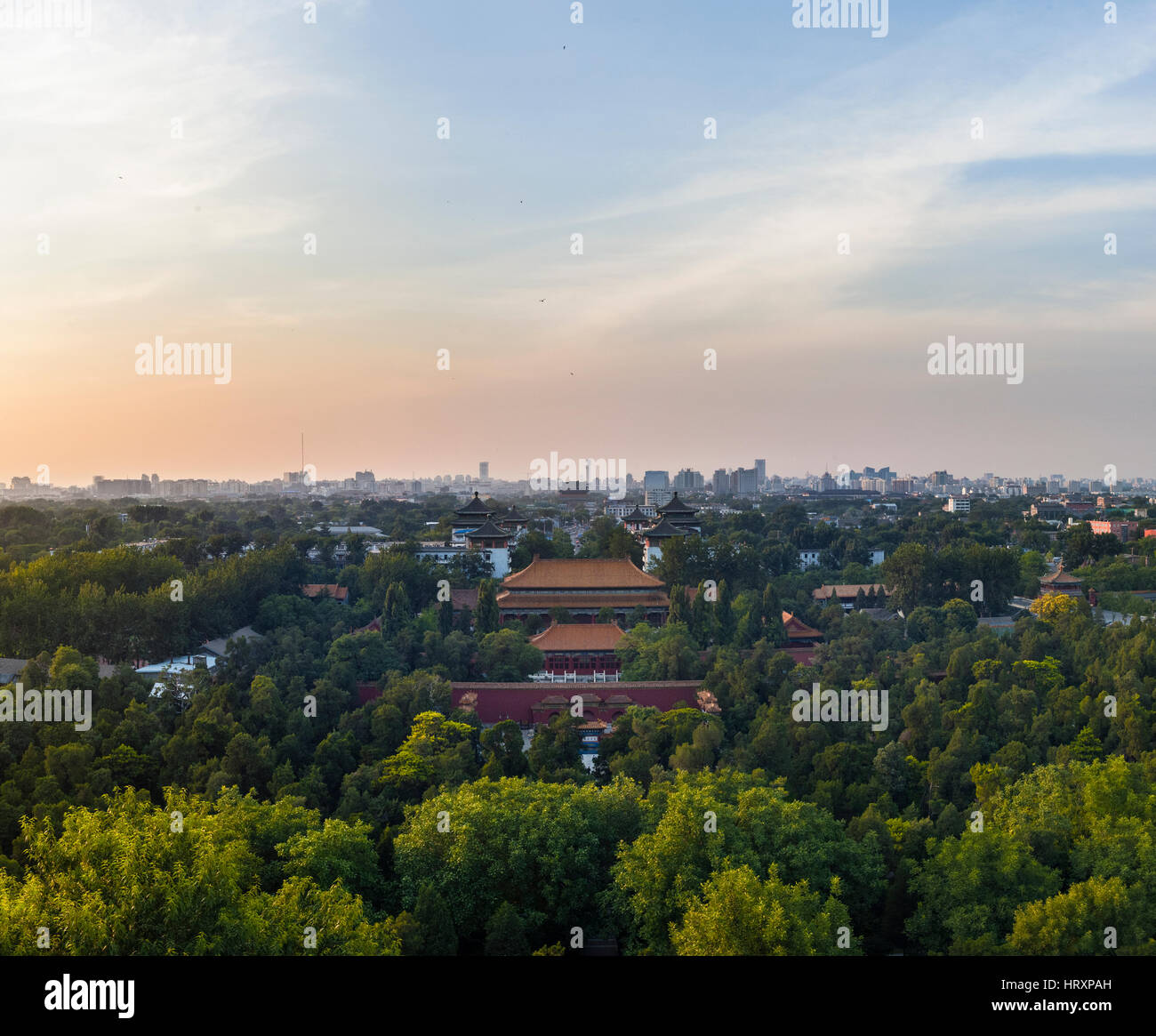 Il crepuscolo di Pechino, si affacciano dalla collina del Parco Jingshan Foto Stock