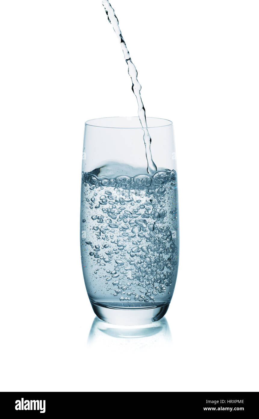 Versando acqua fresca in un vetro isolato su sfondo bianco Foto Stock