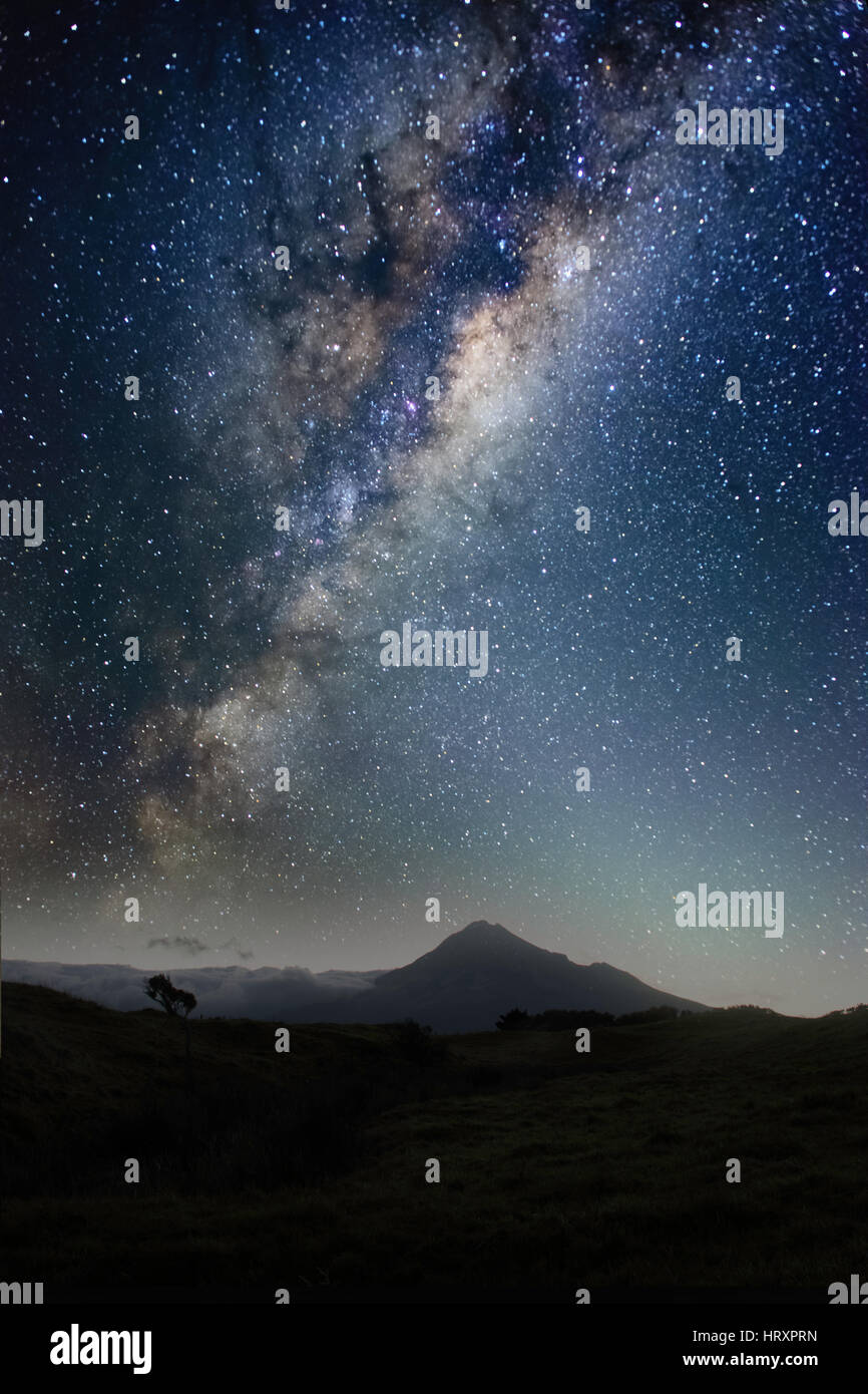 La via lattea su Mount Taranaki Foto Stock